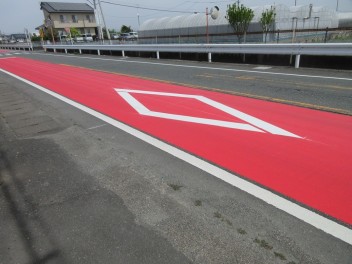 当社前の道路が塗装されました